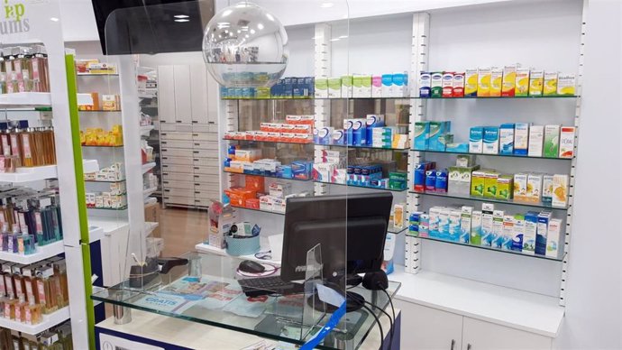 Imagen de una mampara en una farmacia del municipio malagueño de Torremolinos