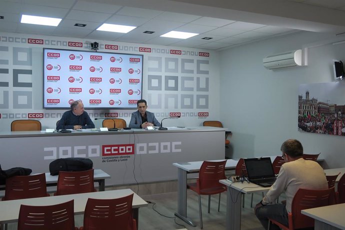 Los secretarios generales de UGT y CCOO en Castilla y León, Faustino Temprano (i) y Vicente Andrés (d), respectivamente, en rueda de prensa por videoconferencia.