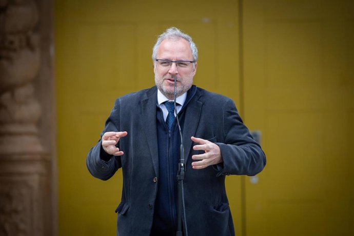 El consejero delegado de Fira de Barcelona, Constantí Serrallo, presenta el pabellón de la Fira de Barcelona en Montjuc para personas sin hogar, por el coronavirus, en Barcelona del 25 de febrero de 2020