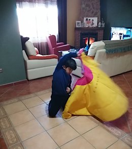 Un alumno de la escuela taurina practica en casa