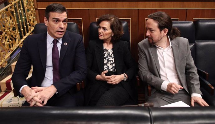 El presidente Pedro Sánchez con la vicepresidenta primera, Carmen Calvo, y el vicepresidente segundo Pablo Iglesias, en el Congreso.