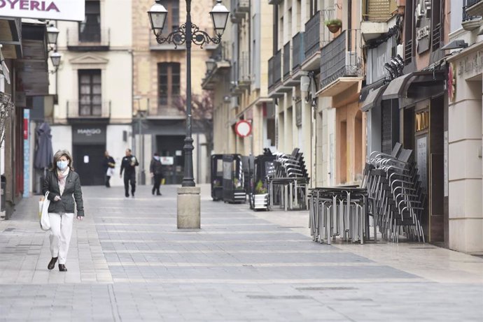 Una de las calles de Huesca con los veladors recogidos