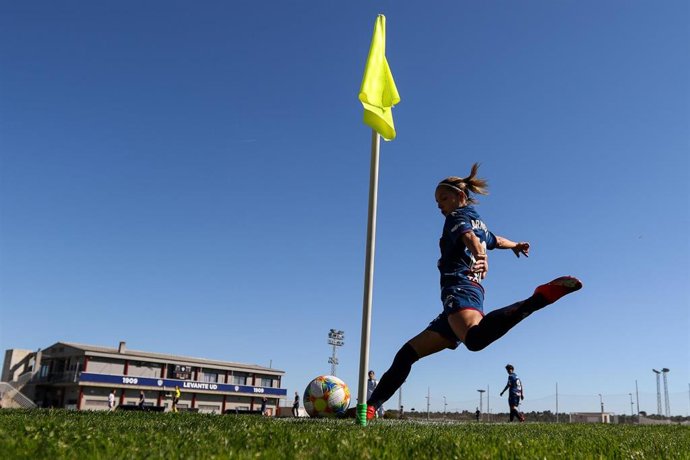 La jugadora del Levante Claudia Zornoza en un partido de la Primera Iberdrola contra el Club Deportivo Tacón en la Ciudad Deportiva del Levante