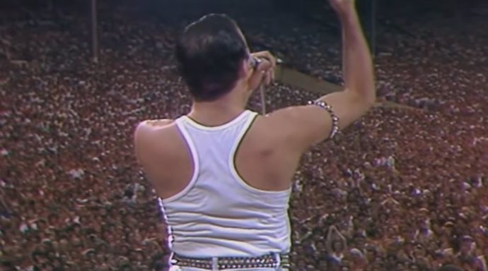 Freddie Mercury en el festival Live Aid 1985