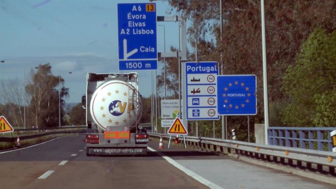 Carretera en dirección a Portugal en las inmediaciones de Caya (Badajoz) el primer día en el que España ha restablecido los controles de fronteras terrestres hasta el fin del Estado de Alarma decretado por el coronavirus
