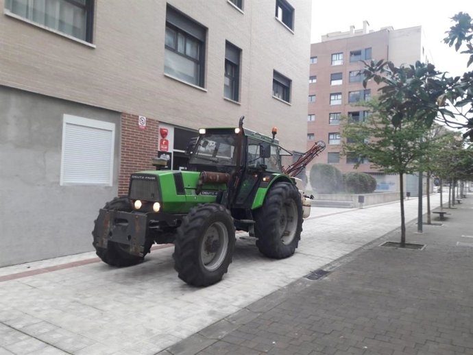Imagen del tractor desinfectando.