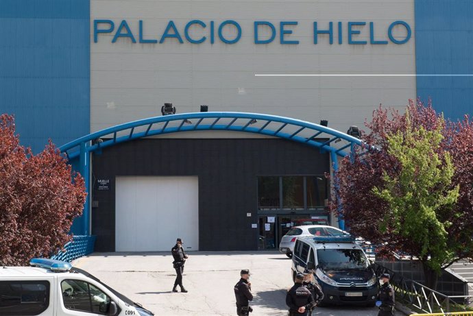 Agentes de la Policía Nacional custodian el Palacio de Hielo 