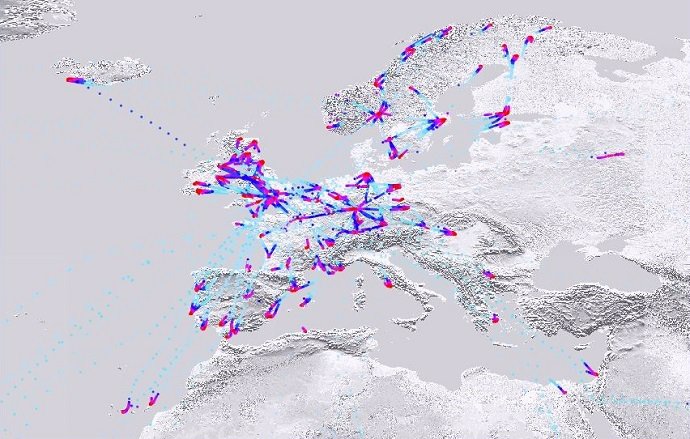 Obertura europea de AMDAR para el 2 de marzo de 2020 (arriba) y el 23 de marzo de 2020 (abajo). Los colores indican la altitud, con rojo indicando bajas altitudes. Hay una reducción general en la densidad de informes, particularmente en Italia.