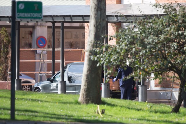 Un trabajador sostiene un ataúd para introducirlo en la funeraria municipal de Madrid que desde hoy ha reanudado la actividad para poder seguir dando servicio a fallecidos por Covid-19, en Madrid, (España), a 25 de marzo de 2020.
