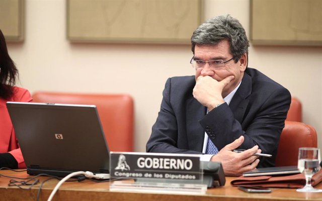 El ministro de Inclusión, Seguridad Social y Migraciones, José Luis Escrivá, comparece en Comisión de Seguimiento y Evaluación de los Acuerdos del Pacto de Toledo, en la sala Constitucional A1-1.1 del Congreso de los Diputados, en Madrid (España), a 5 de 