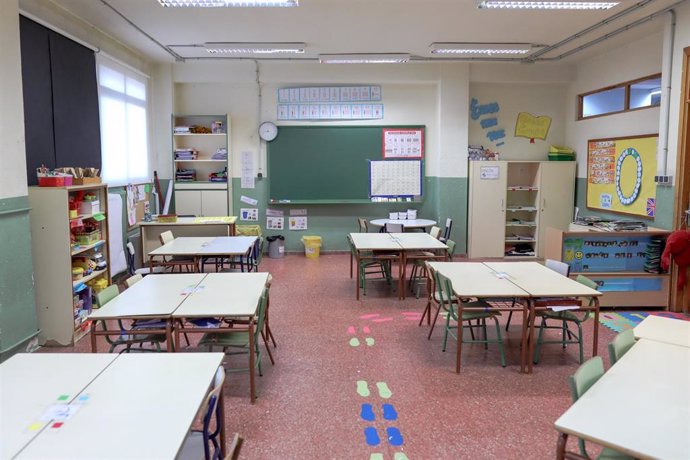 Una de las aulas completamente vacía perteneciente a un colegio de la Comunidad de Madrid cerrado por el coronavirus.