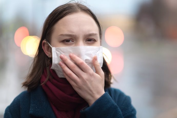 Mujer inmunodeprimida con mascarilla.