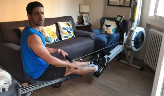 El nadador ciego Enhamed Enhamed entrenando en su casa con el materal enviado por el CPE