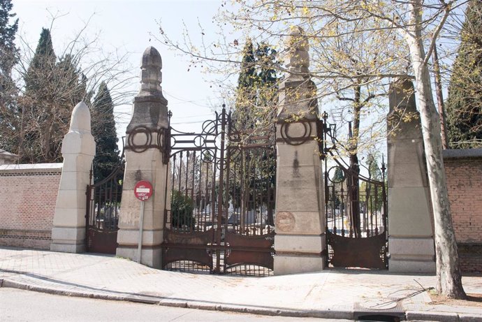 Puerta del Cementerio de la Almudena que desde hoy ha reanudado la actividad