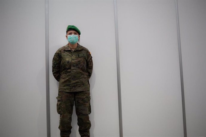 Un militar protegido con mascarilla custodia el pabellón de la Fira de Barcelona que ya está habilitado para acoger a personas sin hogar en plena crisis del coronavirus, en Barcelona, Cataluña (España), a 25 de marzo de 2020.