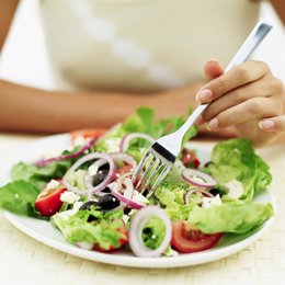 Plato con ensalada, comer sano, dieta, regimen, adelgazar, lechuga, tomates. 
