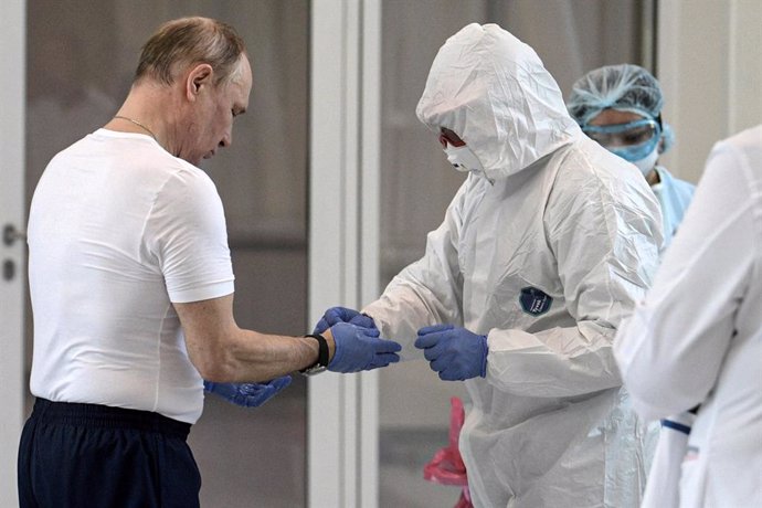 Vladimir Putin visita un hospital con enfermos de coronavirus