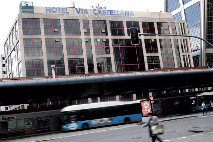Fachada del Hotel Vía Castellana, un hotel medicalizado para atender a pacientes del Hospital La Paz contagiados con coronavirus, en Madrid.