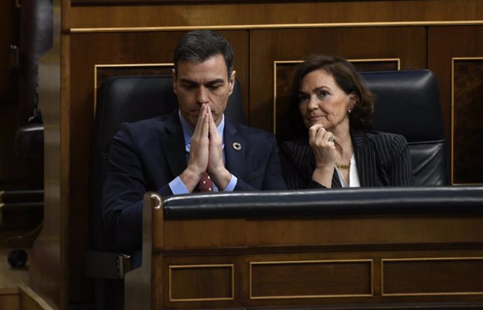 El presidente del Gobierno, Pedro Sánchez y la vicepresidenta primera del Gobierno, Carmen Calvo en el Congreso de los Diputados. Madrid (España), a 27 de febrero de 2020.