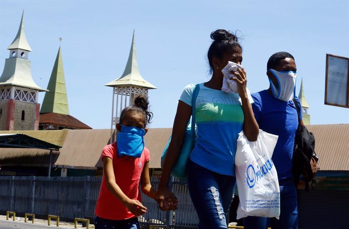 Una familia con mascarillas improvisadas en Venezuela