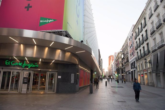 La entrada por la Calle Preciados a El Corte Inglés, prácticamente vacía tras el anuncio del Estado de Alarma que realizó el presidente del Gobierno, Pedro Sánchez, ante el avance del coronavirus, en Madrid (España), a 14 de marzo de 2020.