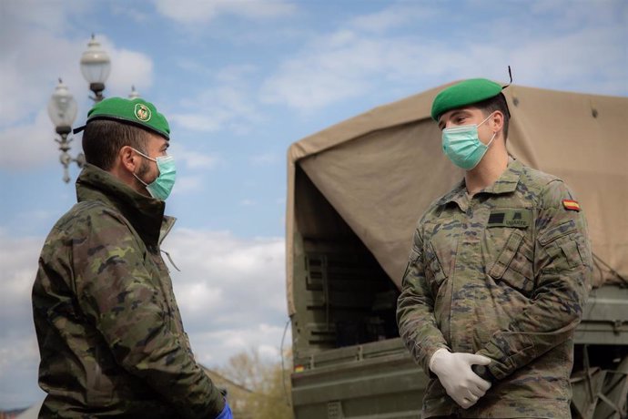 Dos militares del ejército protegidos con mascarilla en Barcelona
