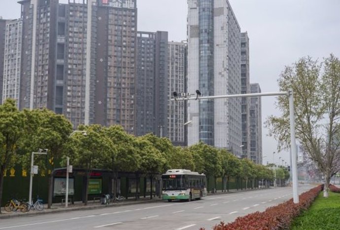 Un autobús en las calles de Wuhan