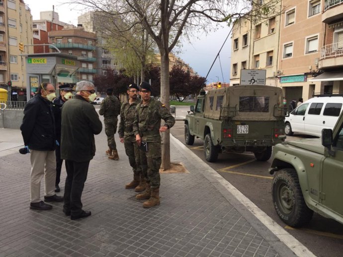 Efectivos de la UME en L'Hospitalet de Llobregat (Barcelona)