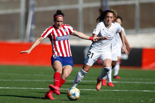 La jugadora del Atlético de Madrid Silvia Meseguer conduce el balón ante Estela Fernández, del Madrid CFF 