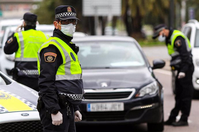 Varios agentes de la Policía Local de Valencia protegidos con mascarillas