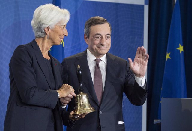 FILED - 28 October 2019, Hessen, Frankfurt/Main: ECB President-designate Christine Lagarde (L) shakes hands with The outgoing President of the ECB, Mario Draghi, during a ceremony marking the change at the head of the ECB. Photo: Boris Roessler/dpa