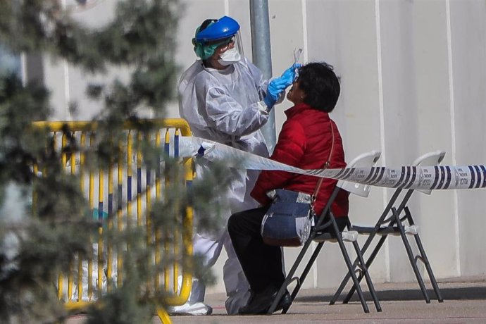 Una sanitaria realiza a una trabajadora de servicios esenciales uno de los test rápidos de coronavirus que ha adquirido el Ayuntamiento de la capital 