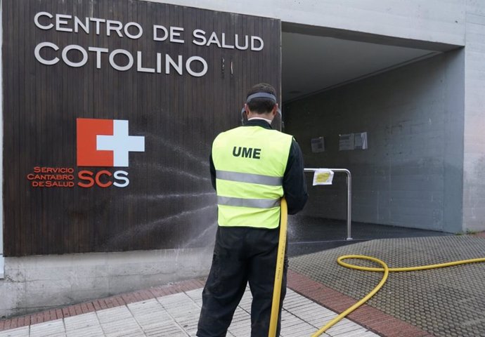 La UME desinfecta el centro de salud Cotolino, en Castro Urdiales