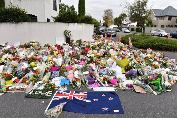 Pequeño altar conmemorativo de las víctimas del ataque racista cometido por Brenton Tarrant en dos mezquitas de la ciudad neozelandesa de Christchurch.