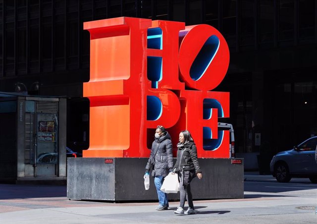 Dos mujeres pasean ante una escultura en Nueva York