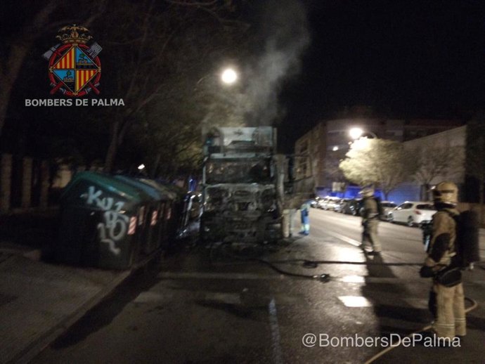 Un camión de Emaya se incendia mientras circulaba transportando basura en Palma.