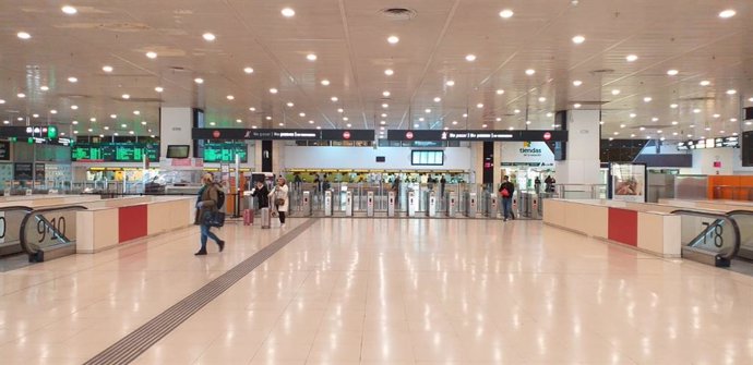 El acceso a las vías del tren en el vestíbulo de la estación de Barcelona-Sants durante el estado de alarma por la pandemia de coronavirus