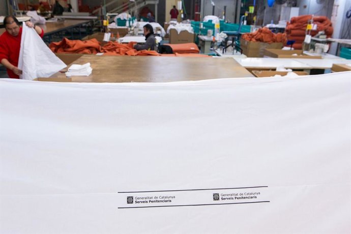 Presos de cárceles catalanas fabrican 32.000 uniformes sanitarios para los hospitales durante la pandemia de coronavirus.