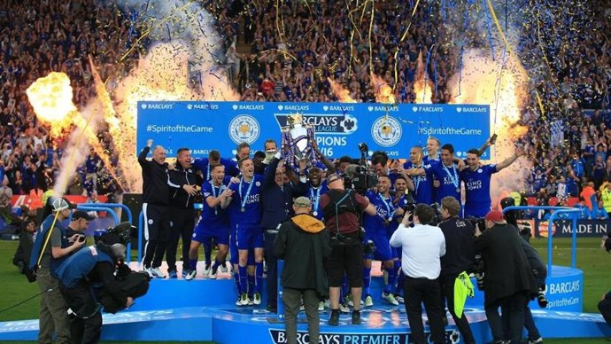 El Leicester City levantando su trofeo de campeones de la Premier 2015-2016