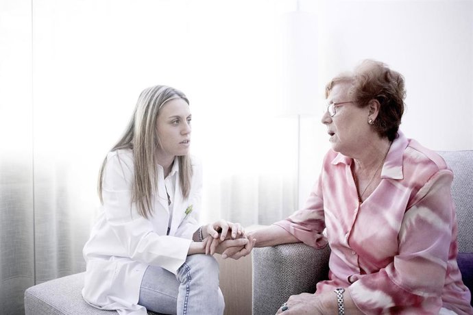 Imagen de la atención que prestan equipos de profesionales a afectados por el coronavirus dentro de un programa puesto en marcha por la  Fundación "la Caixa"