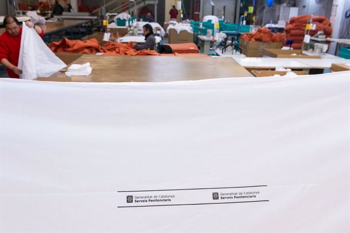 Presos de presons catalanes fabriquen 32.000 uniformes sanitaris per als hospitals durant la pandmia de coronavirus.