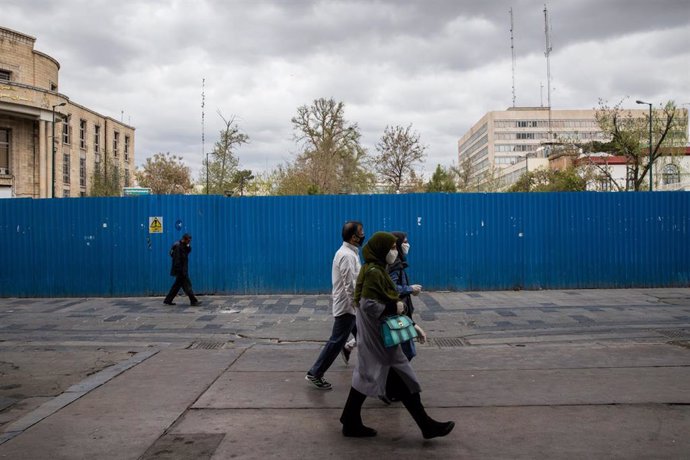 Personas con mascarillas en Teherán