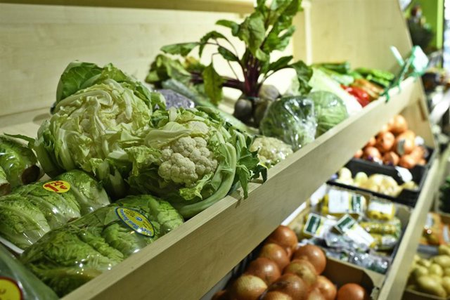 Verduras en un supermercado.