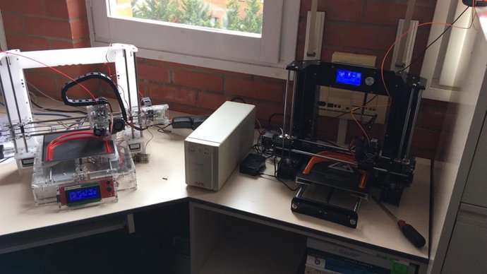 La EUPLA fabrica pantallas de protección con impresoras 3D para el personal que atiende a pacientes con COVID-19.