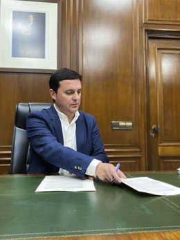 García firma el decreto de emergencia para la compra de material sanitario