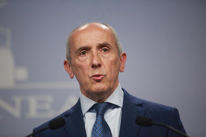 El consejero de Gobernanza Pública y Autogobierno y portavoz del Gobierno vasco, Josu Erkoreka, durante la rueda de prensa 