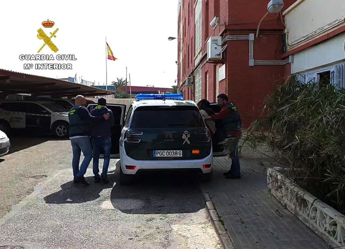 Guardia Civil detiene a una pareja de experimentados delincuentes por una decena de robos en comercios y viviendas