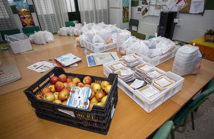 Reparto en Huelva de la comida del Programa de Refuerzo de Alimentación Infantil de la Junta