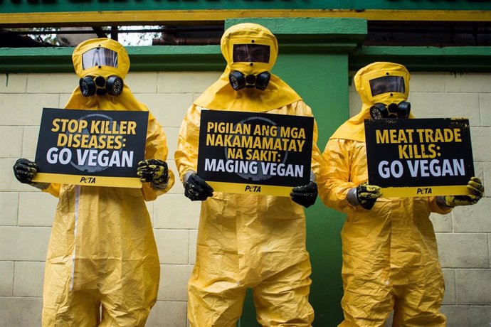 13 February 2020, Philippines, Manila: Supporters of the People for the Ethical Treatment of Animals (PETA) wear biohazard suits as they protest to demand everyone to go vegan and blame the consumption of meat for the spread of coronavirus, outside the 