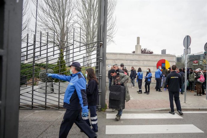 Trabajadores del Samur Social a las puertas de Ifema donde llegan las primeras personas sin hogar al pabellón 14 